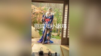 大神说服老婆3P✅看自己老婆被单男压在身下 老公在一边拍视频，稀有露脸！围观一下娇妻是如何被单男爆操的！